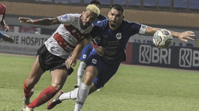 CEO PSIS Semarang Yoyok Sukawi mengaku kasihan mengetahui mantan pemainnya Wallace Costa beserta keluarga dideportasi.