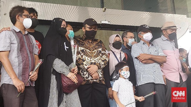 Istri mengaku bangga mengantar Novel Baswedan keluar dari KPK karena tak lulus TWK yang jelas melanggar dan upaya untuk menyingkirkan pegawai berintegritas.