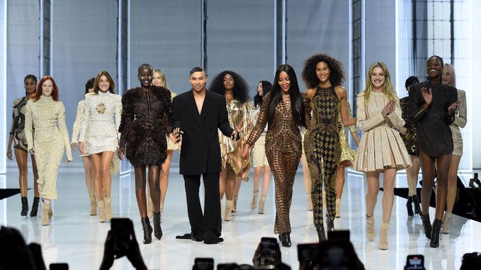 BOULOGNE-BILLANCOURT, FRANCE - SEPTEMBER 29: (EDITORIAL USE ONLY - For Non-Editorial use please seek approval from Fashion House)  Designer Olivier Rousteing and models walk the runway during the Balmain Festival V02 Womenswear Spring/Summer 2022 show as part of Paris Fashion Week at La Seine Musicale on September 29, 2021 in Boulogne-Billancourt, France. (Photo by Dominique Charriau/Getty Images )