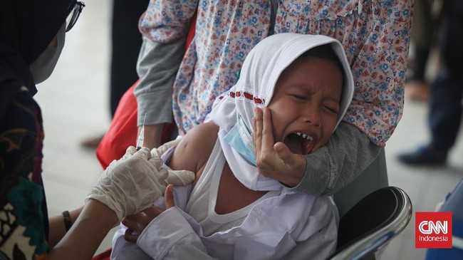 Vaksinasi Covid-19 pada anak terus dilakukan secara meluas menyusul relaksasi pembatasan virus corona yang mulai diberlakukan sejumlah negara.