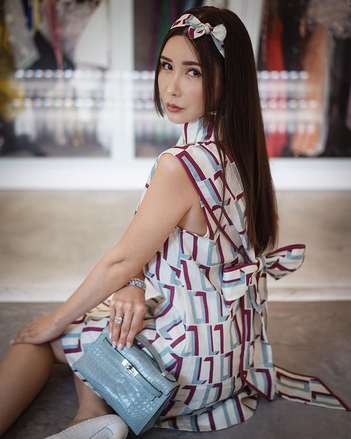 Sosialita tersohor bernama Jamie Chua tengah disorot karena menjual koleksi tas Hermes demi makan anak&period; Yuk intip sosoknya&excl;