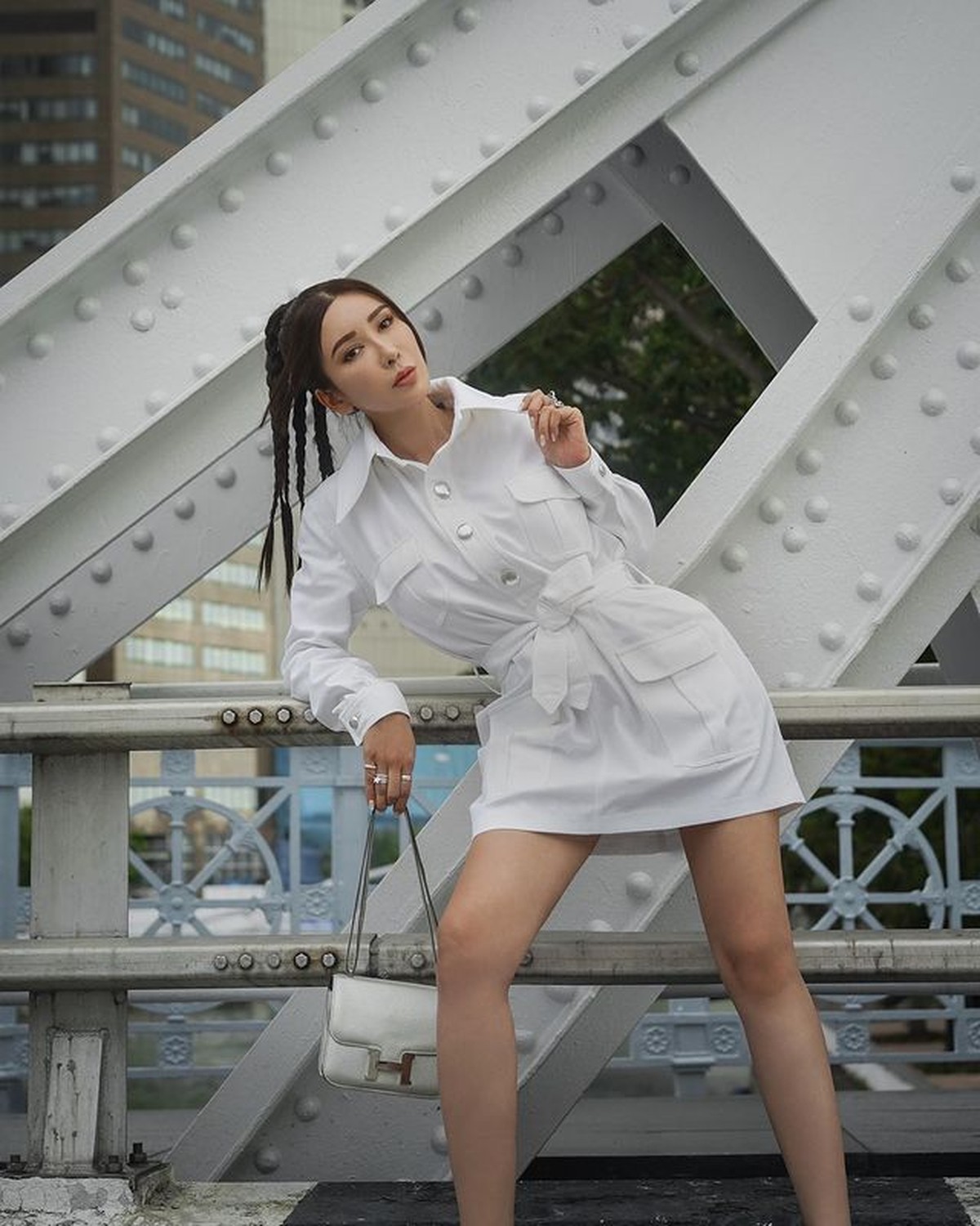 Sosialita tersohor bernama Jamie Chua tengah disorot karena menjual koleksi tas Hermes demi makan anak&period; Yuk intip sosoknya&excl;