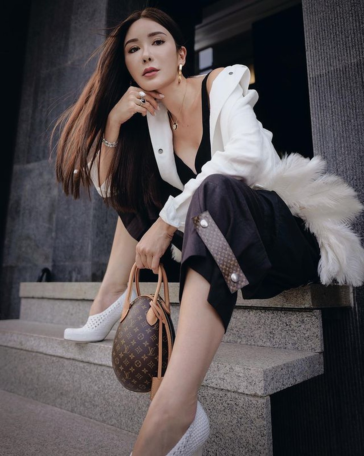 Sosialita tersohor bernama Jamie Chua tengah disorot karena menjual koleksi tas Hermes demi makan anak&period; Yuk intip sosoknya&excl;