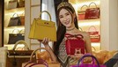 Sosok Eks Pramugari yang Jual Hermes demi Makan Anak Sosialita tersohor bernama Jamie Chua tengah disorot karena menjual koleksi tas Hermes demi makan anak. Yuk intip sosoknya!