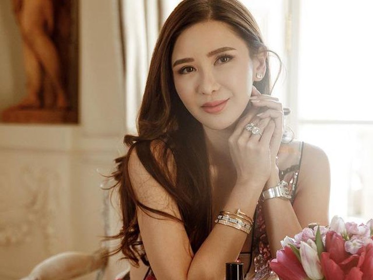 Sosok Eks Pramugari yang Jual Hermes demi Makan Anak Sosialita tersohor bernama Jamie Chua tengah disorot karena menjual koleksi tas Hermes demi makan anak. Yuk intip sosoknya!