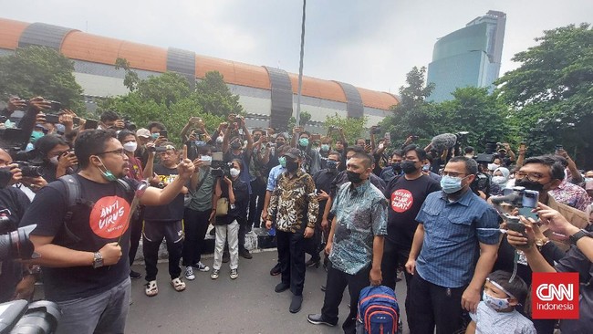 Pimpinan KPK Firli Bahuri Cs disebut tak menemui 57 pegawai KPK yang dipecat dan meninggalkan markas lembaga antirasuah hari ini, Kamis (30/9).