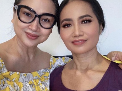 Intip 7 Potret Titi DJ Jadi MUA Dadakan, Dandanin ART yang Setia 36 Tahun Bun