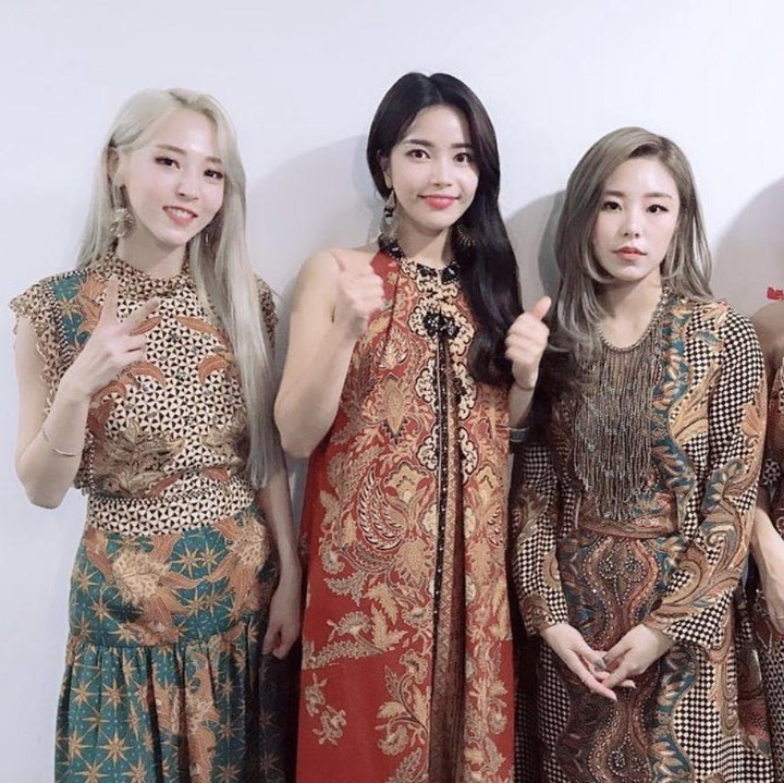 <p>Girlband MAMAMOO juga berkesempatan tampil memakai batik saat menggelar <em>fan meeting</em> pertamanya di Jakarta pada 2019, Bunda. Moonbyul, Solar, Wheein, dan Hwasa terlihat memesona dalam balutan <em>dress</em> yang memiliki berbagai macam motif batik. (Foto: Instagram @mamamoo_official)</p>