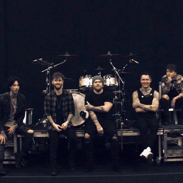 Lirik Lagu Alone Again - Asking Alexandria