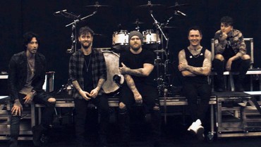 Lirik Lagu Alone Again - Asking Alexandria