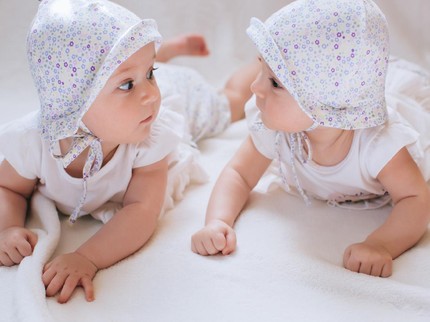 10 Ide Kado untuk Bayi Kembar yang Baru Lahir