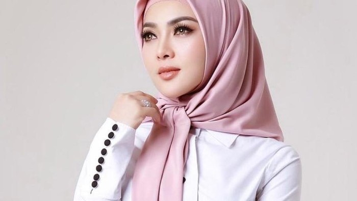 Biasa Pakai Baju Mahal, Kini Syahrini Justru Tampil Beda dengan Koleksi Busana Harga Terjangkau