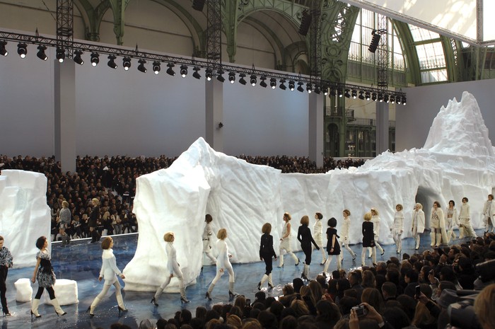 Isu lingkungan seperti mencairnya es kutub menjadi inspirasi koleksi Chanel fall/winter 2010. Untuk fashion show ini Chanel bahkan sengaja mendatangkan bongkahan es raksasa dari Swedia. Foto: livingly.com/IMAXtree