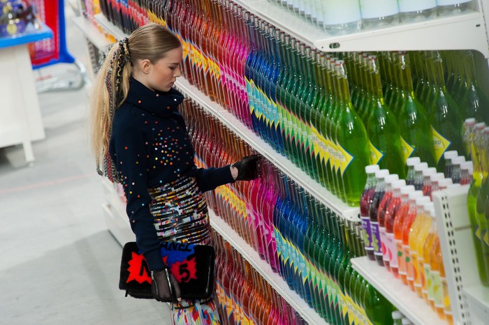 Tempat publik yang sempat menjadi inspirasi Lagerfeld adalah supermarket. Seluruh produk yang dipajang bahkan berhiaskan logo atau slogan yang berhubungan dengan Chanel. Foto: livingly.com/IMAXtree