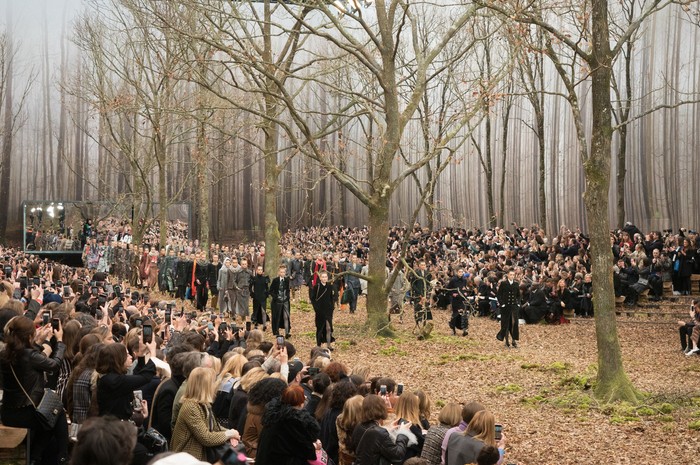 Nuansa hutan yang romantis dan klasik menjadi ilham dari koleksi dan konsep runway Chanel fall/winter 2018. Foto: livingly.com/IMAXtree