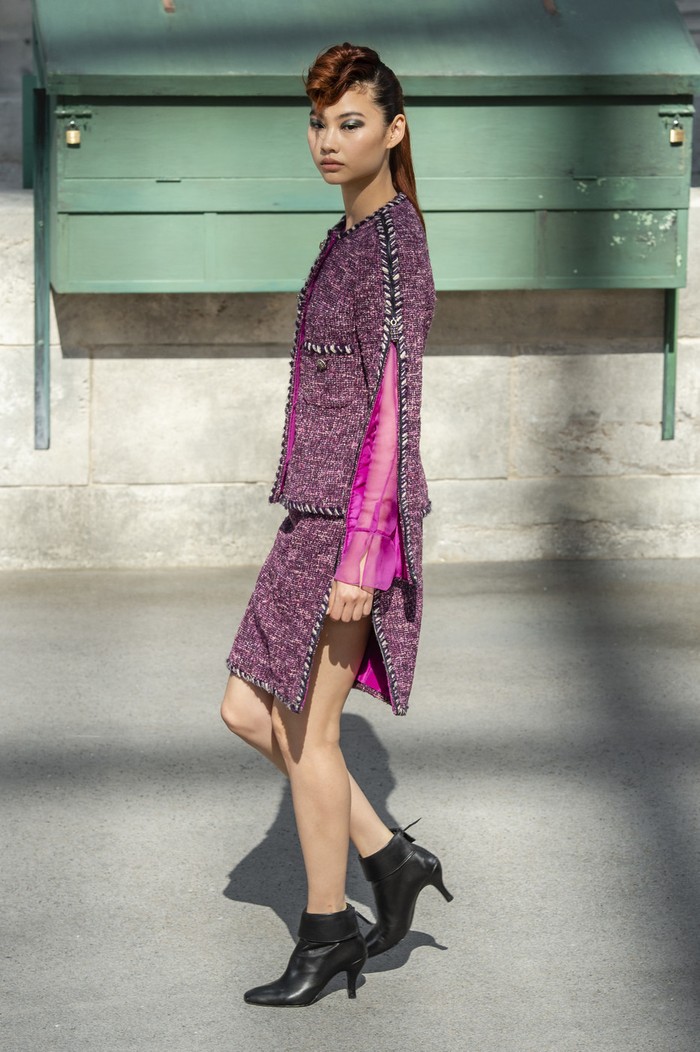 Ditahun 2018 ia juga berjalan untuk fashion show lini haute couture Chanel, mengenakan busana serba pink. Foto: livingly.com/IMAXtree