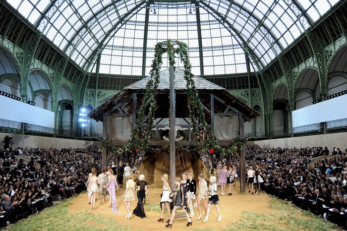 Peternakan menjadi tema dari koleksi Chanel spring/summer 2010. Selain konsep panggungnya, koleksi ini menandai akan kembalinya tren clogs pada saat itu. Foto: livingly.com/IMAXtree