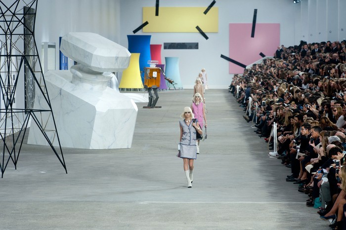 Seni memang tidak bisa dipisahkan dari dunia fashion. Dan Karl Lagerfeld menerjemahkannya ke dalam sebuah panggung serupa galeri yang memuat berbagai karya berhubungan dengan Chanel. Foto: livingly.com/IMAXtree