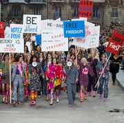 10 Konsep Fashion Show Chanel Paling Spektakuler, Dari Supermarket Sampai Roket Lepas Landas!