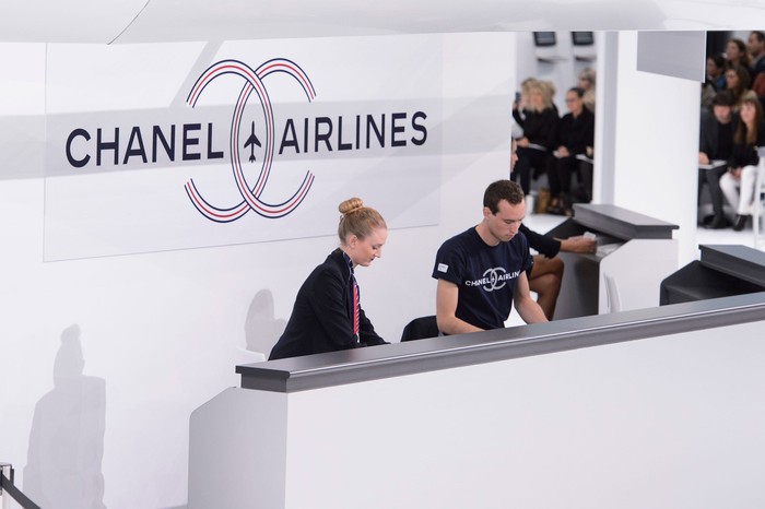 Baginya Karl Lagerfeld bandara adalah sebuah melting pot akan berbagai karakter dan gaya bertemu. Ia pun membuat sebuah 'bandara' Chanel pada koleksi spring/summer 2016. Foto: livingly.com/IMAXtree