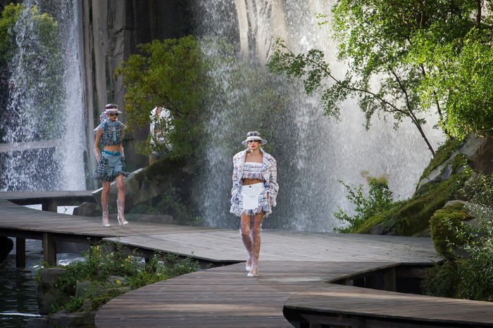 Lanskap pegunungan lengkap dengan air terjun menjadi konsep dari panggung peragaan Chanel spring/summer 2018. Foto: livingly.com/IMAXtree