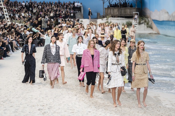 Untuk koleksi spring/summer 2019, pantai menjadi sumber inspirasi. Tak hanya pasir, Chanel bahkan menghadirkan 'laut' lengkap dengan deburan ombak. Foto: livingly.com/IMAXtree