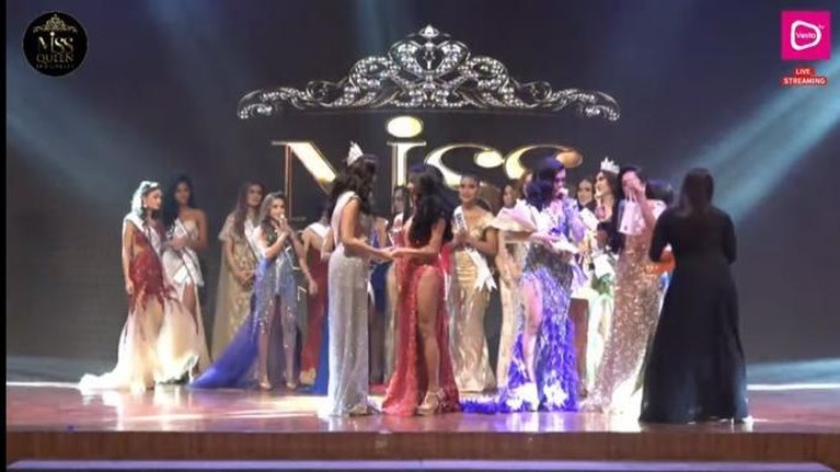 Detik-detik Tangis Bahagia Millendaru Sabet Gelar Miss Queen Indonesia Millendaru berhasil sabet gelar sebagai Miss Queen Indonesia yaitu kontes kecantikan transgender. Yuk intip momennya!