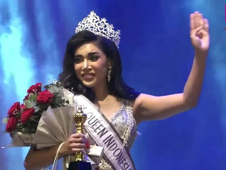 Detik-detik Tangis Bahagia Millendaru Sabet Gelar Miss Queen Indonesia Millendaru berhasil sabet gelar sebagai Miss Queen Indonesia yaitu kontes kecantikan transgender. Yuk intip momennya!