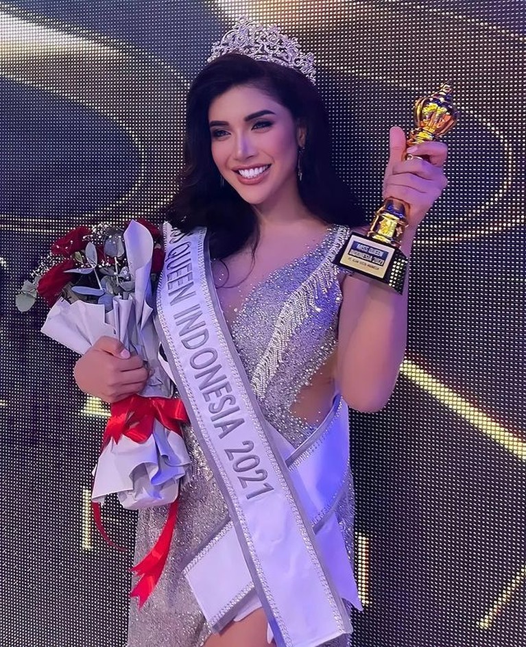 Detik-detik Tangis Bahagia Millendaru Sabet Gelar Miss Queen Indonesia Millendaru berhasil sabet gelar sebagai Miss Queen Indonesia yaitu kontes kecantikan transgender. Yuk intip momennya!