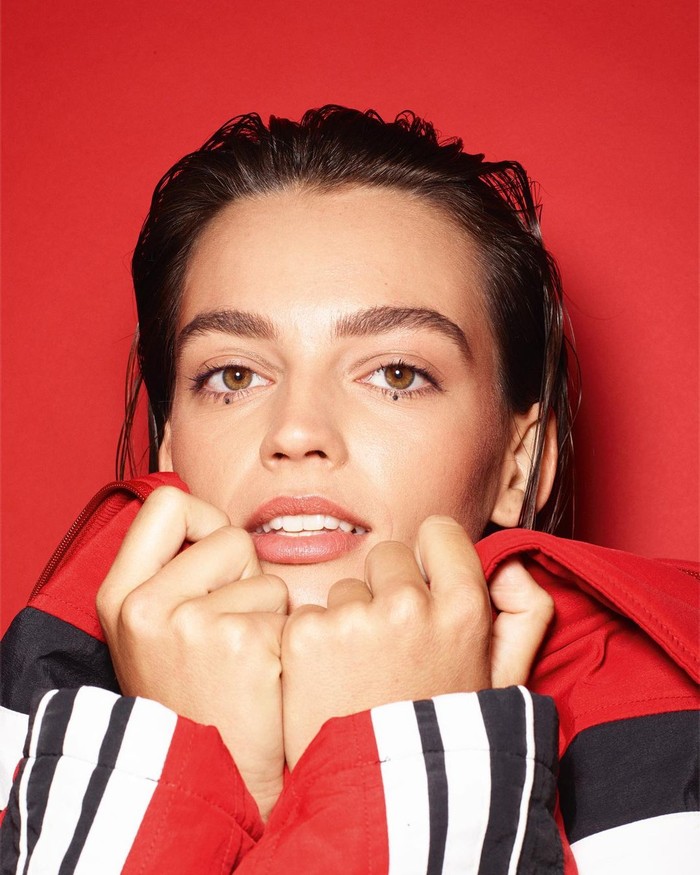 Emma punya nama lengkap Emma Margaret Marie Tachard-Mackey. Ia merupakan seorang aktris Prancis-Inggris, dan terkenal karena perannya sebagai sebagai Maeve Wiley di serial Netflix Sex Education. /Foto: IG @emmatmackey
