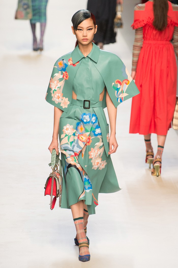 Tak hanya Chanel, Karl Lagerfeld yang kala itu juga menjadi creative director Fendi, turut menampilkan Ho Yeon untuk memeragakan koleksi spring/summer 2018. Foto: livingly.com/IMAXtree