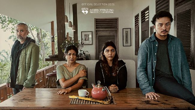 Review Paranoia menyebut film ini masih belum lepas dari sentuhan drama dan romantisme khas Mira Lesmana dan Riri Riza meski awalnya menjanjikan thriller.