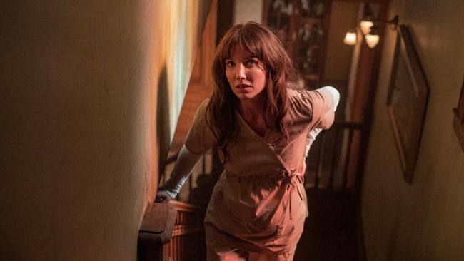 Review Malignant menilai film ini jelas terlihat sebagai cara James Wan mencoba bereksperimen dengan hal yang sudah ia kuasai.