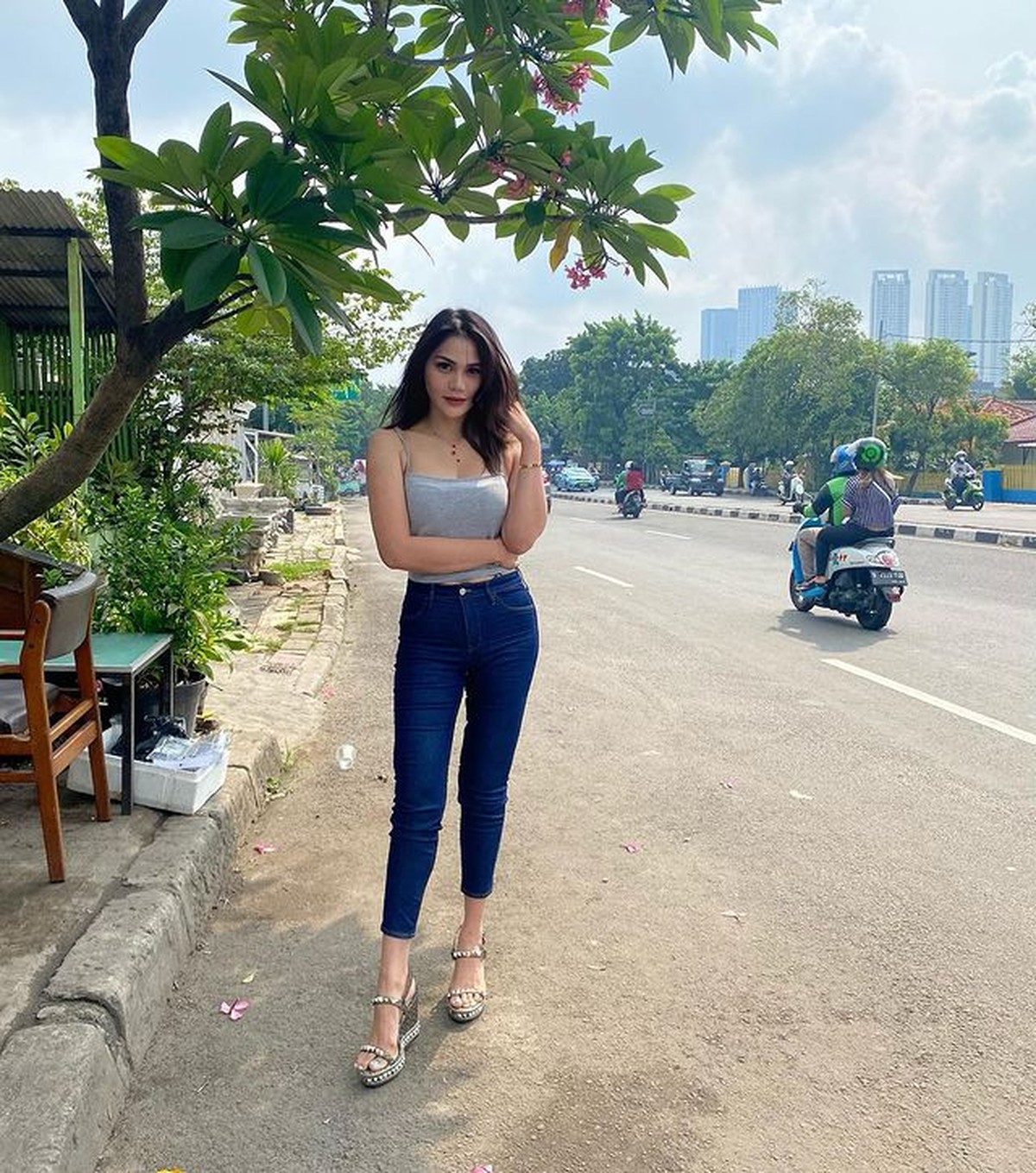 Foto DJ Katty Butterfly Pamer Pinggang Ramping yang Tuai Cibiran