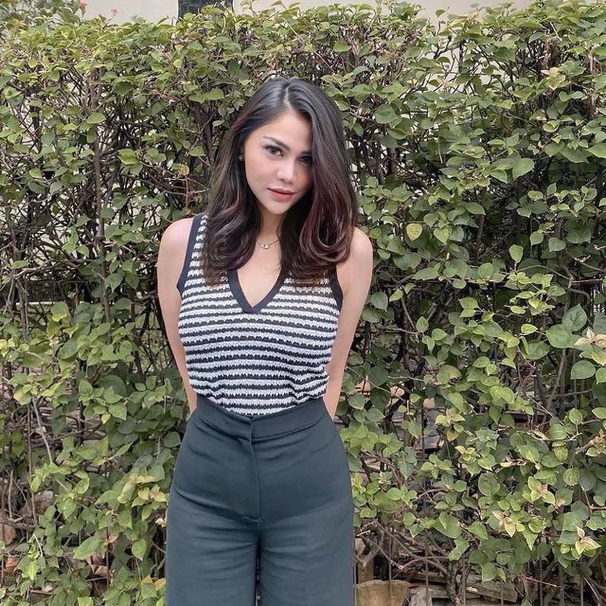 Foto DJ Katty Butterfly Pamer Pinggang Ramping yang Tuai Cibiran