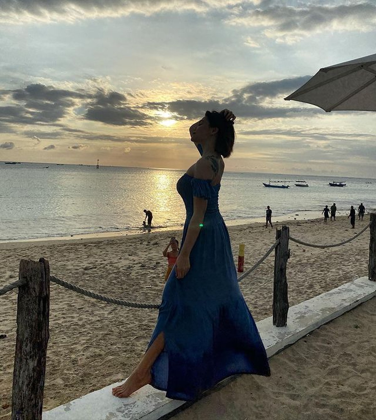 Foto DJ Katty Butterfly Pamer Pinggang Ramping yang Tuai Cibiran