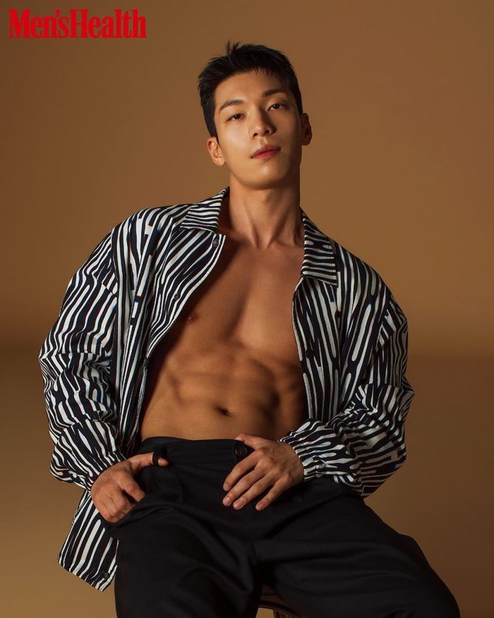 Ha-Joon mendapatkan nominasi Blue Dragon Film Awards sebagai Aktor Pendatang Terbaik untuk perannya di film Gonjiam: Haunted Asylum dan nominasi Baeksang Art Awards untuk perannya di 18 Again. / foto: instagram.com/menshealth_korea