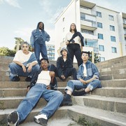 H&M Manfaatkan Kain Daur Ulang Jadi Koleksi Denim Ramah Lingkungan yang Terinspirasi Gaya Era '90an