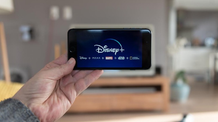 Ilustrasi Disney Amsterdam, The Netherlands, 02/03/2020, Disney+ startscreen on mobile phone. Disney+ online video, content streaming subscription service. Disney plus, Star wars, Marvel, Pixar, National Geographic.