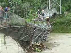 Pelajar Nias Utara Menantang Maut Lewati Jembatan Rusak, Pemkab Turun Tangan