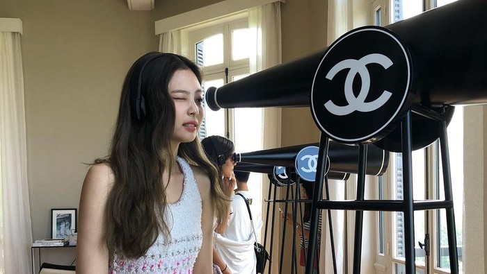 Deretan Gaya Stylish Jennie BLACKPINK Ini Jadi Alasan Kenapa Ia Sampai Dijuluki 'Human Chanel' Deretan Gaya Stylish Jennie BLACKPINK Ini Jadi Alasan Kenapa Ia Sampai Dijuluki 'Human Chanel'