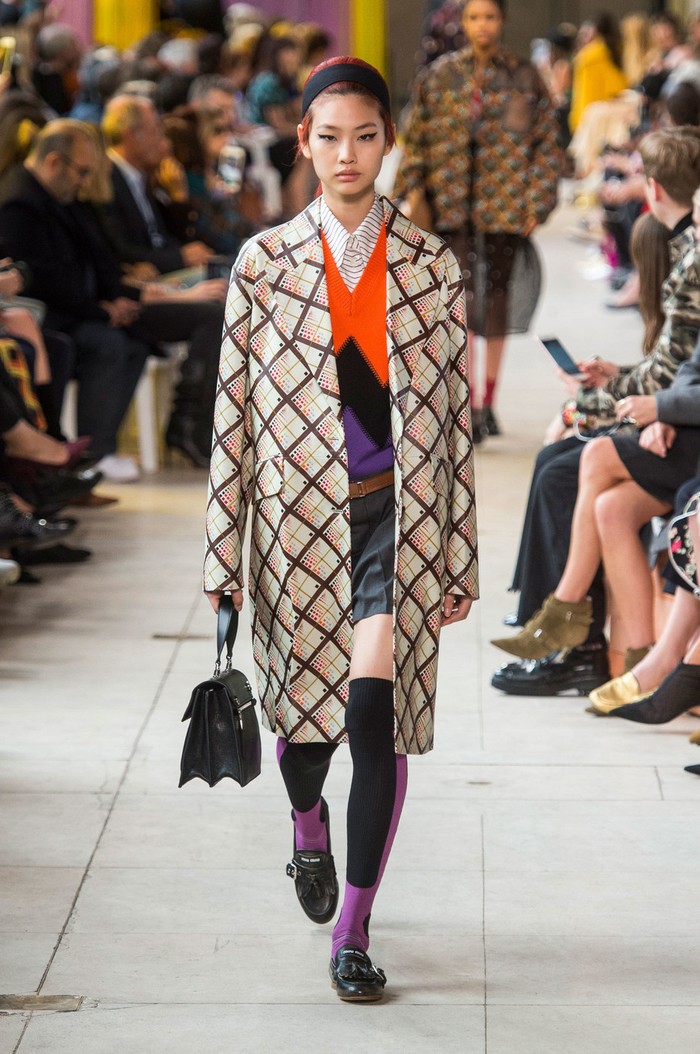 Tak harus selalu edgy, gaya yang lebih geek pun cocok dibawakannya. Seperti koleksi Miu Miu spring/summer 2018. Foto: livingly.com/IMAXtree