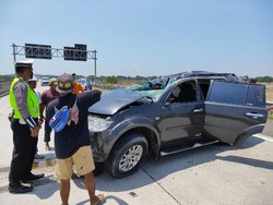 SUV Pecah Ban Lalu Tabrak Pembatas Jalan Tol Nganjuk hingga Ringsek