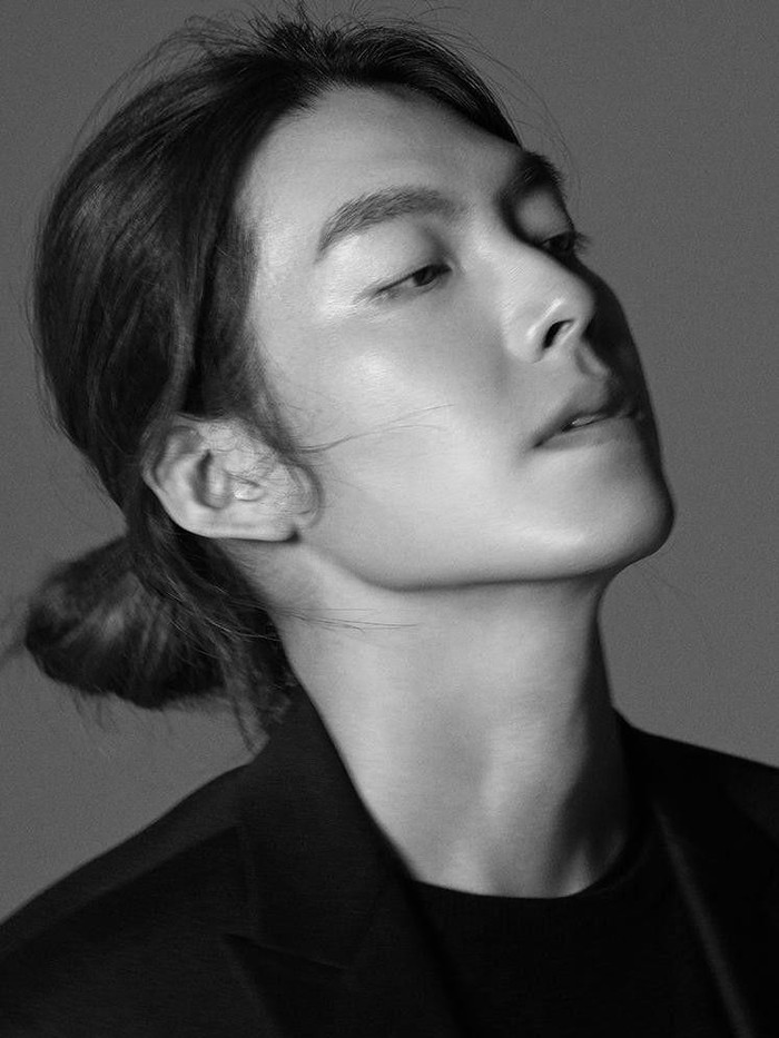 Nggak kalah keren dengan aktor lainnya, Kim Woo Bin juga 'pamer' rambut gondrong setelah ia sempat hiatus beberapa tahun lalu. Rambut gondrongnya ditata menjadi messy low bun hairstyle yang sangat cocok dengan bentuk dan garis tegas wajahnya!/Foto: Ahn Joo Young