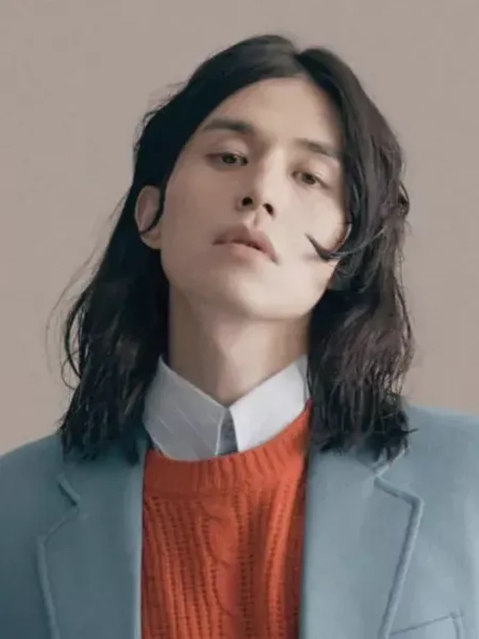 Lee Dong Wook memang kerap kali terlihat dengan gaya rambut semi-gondrong, namun ia juga pernah memamerkan gaya dengan rambut panjang, lho. Dalam pemotretan bersama GQ Korea, Lee Dong Wook mengaku senang bisa menampilkan gayanya yang mengejutkan dengan rambut panjang./Foto: soompi.com