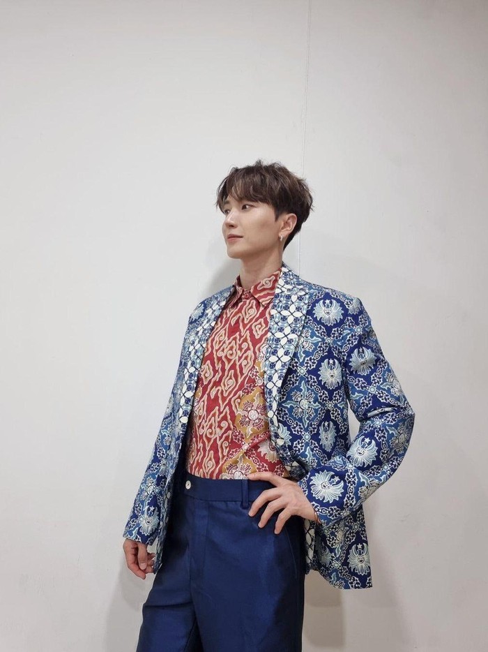 Leader dari Super Junior yakni Leeteuk tampak maskulin dengan mengenakan batik berwarna perpaduan biru dan merah. Batik yang satu ini juga dirancang oleh Ridwan Kamil, mantan Gubernur Jawa Barat, lho./ Foto: instagram.com/xxteukxx