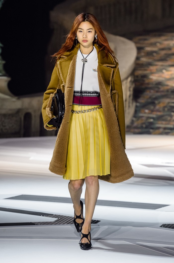 Louis Vuitton kembali mendaulatnya selama empat kali berturut-turut. Untuk fashion show koleksi fall/winter 2018 Jung Ho Yeon mengenakan gaya yang lebih feminin. Foto: livingly.com/IMAXtree