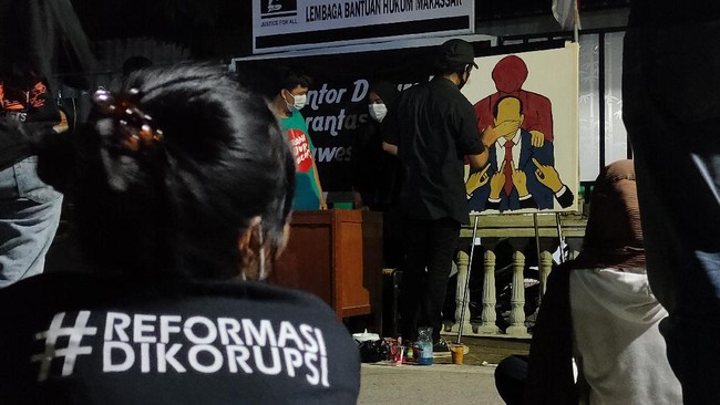 Rektor Universitas Negeri Gorontalo mengatakan apabila mahasiswa bersangkutan tak mengerjakan paper yang ditugaskan, maka sanksi skors akan dijatuhkan.