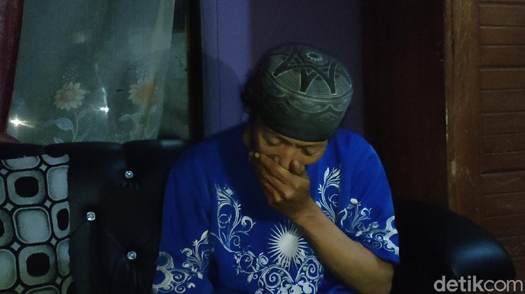 Mang Ade sosok yang menemukan bocah pendaki yang hilang di Gunung Guntur mendapat apresiasi dari Kapolres Garut. Mang Ade sosok yang menemukan bocah pendaki yang hilang di Gunung Guntur mendapat apresiasi dari Kapolres Garut.