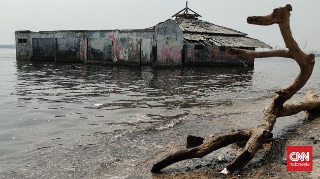 Masjid Wal Adhuna yang berada di Muara Baru kini telah terbengkalai karena sudah total terendam air laut, Jakarta Utara.